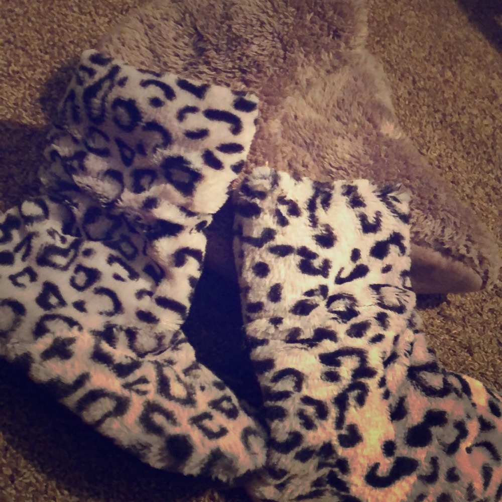 2 pairs of cute house slippers